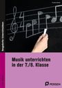 „Musik unterrichten in der 7./8. Klasse“ steht auf einem lila Hintergrund. Eine Hand zeichnet Noten auf eine Tafel.