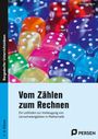 Titel: "Vom Zählen zum Rechnen". Bunte durchsichtige Würfel in Nahaufnahme.