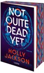 Text: “NOT QUITE DEAD YET”, “HOLLY JACKSON”, “THRILLER”, “lübbe”. Buchcover in Blau- und Rottönen mit Textur.