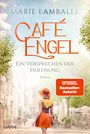 "Café Engel: Ein Versprechen der Hoffnung". Frau in Sommerkleidung in einer einladenden, sonnigen Straßenszene.