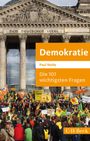 "Demokratie. Paul Nolte. Die 101 wichtigsten Fragen." Viele Menschen demonstrieren vor einem historischen Gebäude.