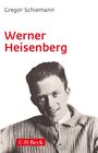 "Gregor Schiemann, Werner Heisenberg, C.H.Beck." Ein Mann lächelt freundlich in schwarz-weiß, bekleidet mit einem Strickpullover.