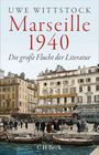 "Uwe Wittstock: Marseille 1940. Die große Flucht der Literatur." zeigt eine Straßenszene mit alten Gebäuden und Menschen.