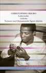 Text: "CHRISTOPHER OKIGBO Labyrinthe Gedichte Vorwort von Chimamanda Ngozi Adichie." 
Ein Mann zündet eine Pfeife an.