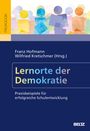Text: "Lernorte der Demokratie: Praxisbeispiele für erfolgreiche Schulentwicklung." Bunte Formen auf dunklem Hintergrund.