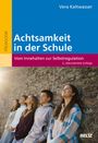 „Achtsamkeit in der Schule“, Vera Kaltwasser, 3. Auflage. Jugendliche lehnen sich lächelnd an eine Steinmauer.