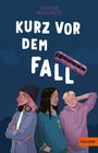"SOPHIE McKENZIE. KURZ VOR DEM FALL. Gulliver-Logo. Illustration von drei jungen Personen, ein Bus oben rechts."