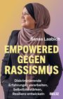 Sanaa Laabich: Empowered gegen Rassismus. Frau mit Kopftuch lächelt, schaut nach links. 