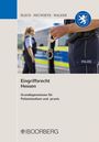 "Eingriffsrecht Hessen: Grundlagenwissen für Polizeistudium und -praxis." Zwei Polizisten vor einem Polizeiwagen.