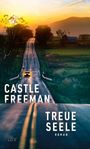 "CASTLE FREEMAN" "TREUE SEELE" "ROMAN". Eine Straße führt zu einem Auto im Sonnenuntergang, umgeben von Landschaft.