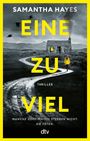 Text: SAMANTHA HAYES, EINE ZU VIEL, THRILLER. Manche Geheimnisse sterben nicht. Sie töten. Szene: Straße führt zu Haus.