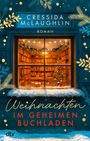 „Cressida McLaughlin“, „Roman“, „Weihnachten im geheimen Buchladen“. Ein gemütlicher, weihnachtlich geschmückter Buchladen.