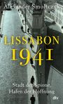 Große gelbe Schrift: "LISSABON 1941". Schwarz-weißes Straßenszene mit Menschen und Schatten.