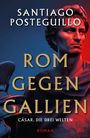 Oben steht "Santiago Posteguillo", darunter "Rom gegen Gallien. Cäsar. Die drei Welten", mit einer Statue Cäsars im Hintergrund.