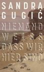 „Sandra Gugic, Niemand weiß, dass wir hier sind, Roman, dtv.“ Hintergrund zeigt eine karge Landschaft mit felsigen Klippen.