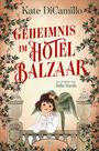„Geheimnis im Hotel Balzaar“ von Kate DiCamillo, Illustration: Júlia Sardà. Kind mit Papagei zwischen verzierten Säulen.