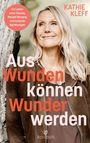 „Aus Wunden können Wunder werden.“ Frau mit langen blonden Haaren lächelt neben einem Baum. Logo: kallash.