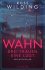 WORTLAUT: ROSE WILDING, WAHN, DREI FRAUEN. EINE LÜGT. PSYCHOTHRILLER. Nachtstraße, Person in rotem Mantel, Straßenlampen.
