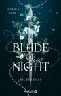 „BLADE OF NIGHT: SILBERKUSS“ steht über einem Schwert mit Blättern und Schmetterlingen. Von Jessica Iser.