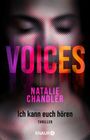 Große bunte Buchstaben "Voices", darunter "Natalie Chandler". Gesicht einer Frau im Hintergrund, Augen geschlossen.