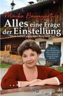 „Monika Baumgartner – Alles eine Frage der Einstellung. Mein Leben zwischen Berg und Tal.“ Frau lehnt an Holzzaun.