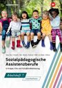 "Sozialpädagogische Assistenzberufe" und "Arbeit 1 Lernsituationen". Sechs lachende Kinder in bunter Kleidung und Gummistiefeln.