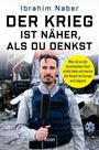 „Der Krieg ist näher, als du denkst.“ Ein Mann im Schutzanzug vor zerstörten Fahrzeugen, hält ein Mikrofon.
