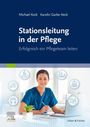 "Stationsleitung in der Pflege. Erfolgreich ein Pflegeteam leiten." Frau in blauer Pflegetracht mit Laptop und Pflanzen.