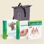 Drei Bücher über Anatomie: "ANATOMIE ATLAS", "Anatomie Das Lehrbuch" und "Sobotta". Dahinter ein grauer Rucksack.