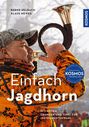 BERND HELBACH, KLAUS MEWES. Einfach Jagdhorn: Mit Noten, Übungen und Tipps zur Instrumentenwahl. Ein Mann bläst ins Jagdhorn.