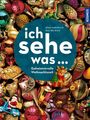 "ich sehe was ... Geheimnisvolle Weihnachtszeit." Bunt geschmückte Kugeln und Figuren, darunter Weihnachtsmotive.