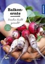 „Balkonernte: Naschen leicht gemacht!“ In Händen gehaltene frische Radieschen, mit Blättern und Erde.