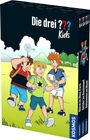 „Die drei ??? Kids“. Darunter drei fröhliche Jungen im Comic-Stil mit Rucksäcken, in einer Landschaft mit Wolken und Bäumen.