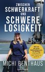 "Zwischen Schwerkraft und Schwerelosigkeit" steht als Titel. Eine Frau im Rollstuhl lächelt vor einer Rakete.