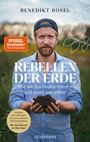 "REBELLEN DER ERDE: Wie wir den Boden retten – und damit uns selbst! Ein Mann hält Erde in den Händen. Hintergrund: Natur."