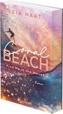 "Coral Beach: Find Me in the Waves" von Leia Hart, Roman. Surfer auf schimmernder Welle bei Sonnenuntergang.