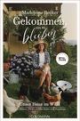 Buchtitel "Gekommen, um zu bleiben" von Madeleine Becker. Frau sitzt mit Katze, umgeben von Hühnern, im Garten.