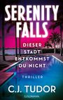 „SERENITY FALLS. DIESER STADT ENTKOMMST DU NICHT. Thriller. C.J. Tudor. Goldmann.“ Palmen umrahmen einen Pool.