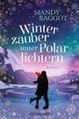 "Winterzauber unter Polarlichtern" von Mandy Baggot. Silhouette eines Paares vor verschneiter Berglandschaft und Polarlichtern.