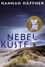 "Roman Nebelküste. Hannah Häffner. Ein Leuchtturm strahlt Licht über eine grasbewachsene, sandige Küste bei Dämmerung."
