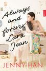 "Always and forever, Lara Jean" in schwarzer Schrift. Eine Frau sitzt an einem Schreibtisch in einem Zimmer.