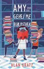 "Amy und die geheime Bibliothek." Illustration von Kindern mit Bücherstapeln vor einem Regal. Autor: Alan Gratz.