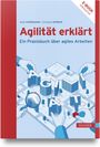 „Agilität erklärt“ in roter Schrift. Buchcover mit stilisierten Händen und 3D-Buchstaben als Gebäude auf blauem Grund.