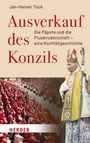 Text: "Jan-Heiner Tück. Ausverkauf des Konzils. Die Päpste und die Piusbruderschaft – eine Konfliktgeschichte. HERDER."  
Rechter Bildteil: Ein Priester in liturgischem Gewand. Links: Eine Versammlung von Geistlichen in festlichen Roben.