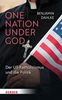 "ONE NATION UNDER GOD" und "Der US-Katholizismus und die Politik" stehen vor einem Priester mit Kreuz und US-Flagge.