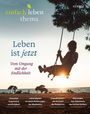 "Leben ist jetzt. Vom Umgang mit der Endlichkeit." Frau schaukelt vor Meer und Bäumen.