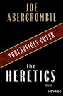Auf schwarzem Hintergrund steht in Beige „JOE ABERCROMBIE“. Ein rotes Band zeigt „VORLÄUFIGES COVER“. Darunter „the HERETICS“.