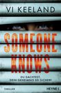 „Someone Knows“ in großen roten Buchstaben, Augen schauen durch Jalousien. "Du dachtest, dein Geheimnis sei sicher?"