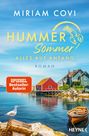 "Miriam Covi, Hummer Sommer, Alles auf Anfang, Roman. Küstenlandschaft mit Häusern, Boot, Möwe und blauem Himmel."