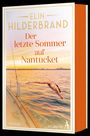 „Der letzte Sommer auf Nantucket“ von Elin Hilderbrand. Eine Frau springt von einem Boot ins Meer bei Sonnenuntergang.